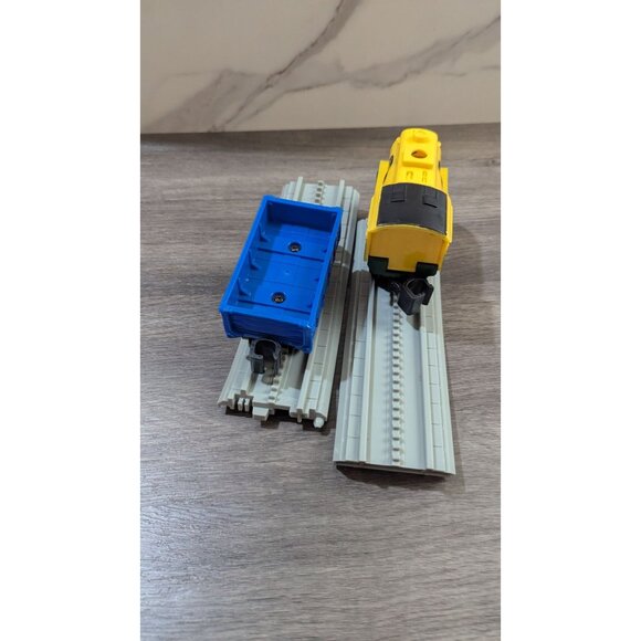 Lionel Crayola Imagination Express Train Set Engine Cargo Car Toy  2 track parts - Picture 13 of 15